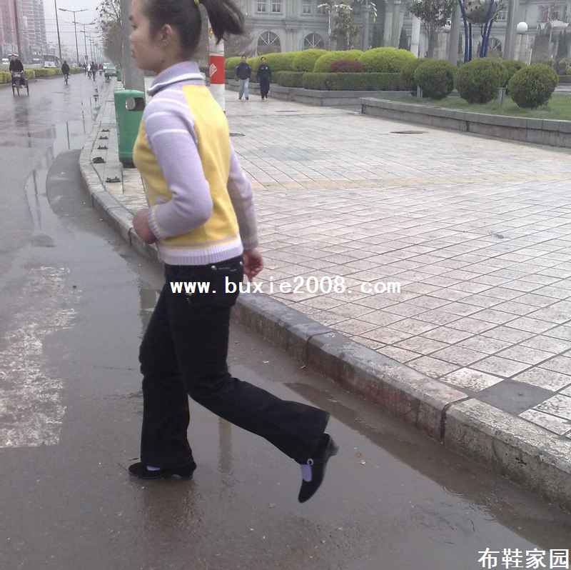  过马路的小妹妹7P 
