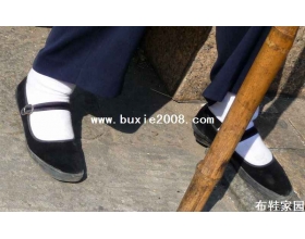  卖糖葫芦的女人－白袜布鞋（3）12Ｐ 