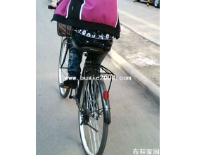  水灵小妹脚穿黑高骑单车3P 