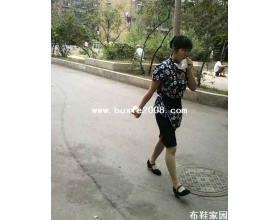  走着吃早点的服务员4P 