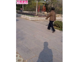 大街上穿礼仪布鞋行走的女人（距离较远，不太清楚，不喜勿进）7P 