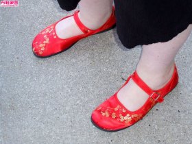  发一些外国女人的布鞋图，也算是发扬光大。8P 