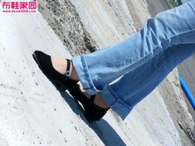  穿黑高的mm在海边游玩5P 