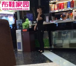  偷拍我的同事，加赠一张服务员5P 