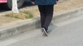  车站穿平底布鞋的女人4P 
